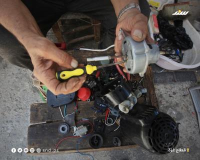 صيانة الأجهزة الالكترونية.. مهنة السبعيني عبدو في مدينة غزة منذ أكثر من 30 عاماً (3).jpg