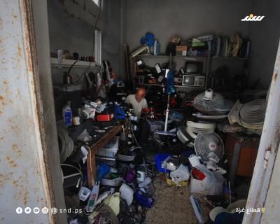 صيانة الأجهزة الالكترونية.. مهنة السبعيني عبدو في مدينة غزة منذ أكثر من 30 عاماً (4).jpg