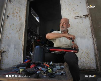 صيانة الأجهزة الالكترونية.. مهنة السبعيني عبدو في مدينة غزة منذ أكثر من 30 عاماً (7).jpg