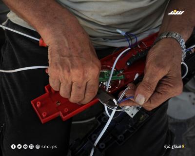 صيانة الأجهزة الالكترونية.. مهنة السبعيني عبدو في مدينة غزة منذ أكثر من 30 عاماً (6).jpg