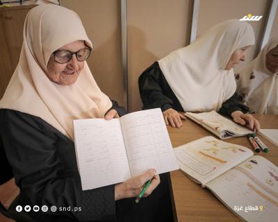 في اليوم العالمي لمحو الأمية.. مُسنّات بغزة يتعلمن اللغة العربية (7).jpg
