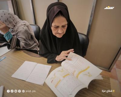 في اليوم العالمي لمحو الأمية.. مُسنّات بغزة يتعلمن اللغة العربية (2).jpg