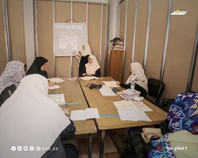 في اليوم العالمي لمحو الأمية.. مُسنّات بغزة يتعلمن اللغة العربية (6).jpg