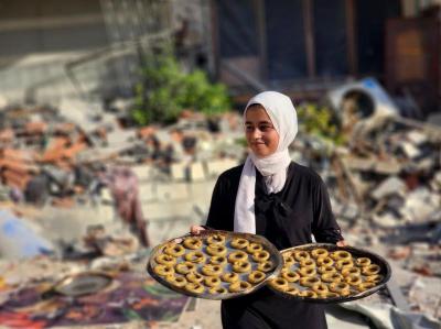 فلسطينيات يصنعن الكعك فوق ركام منازلهن  (2).jpg
