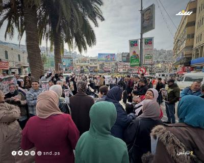 وقفة تضامنية مع الأسرى في سجون الاحتلال وسط مدينة نابلس 6.jpg
