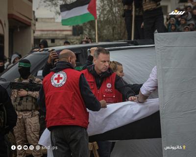 جانب من عملية تسليم جثامين الأسرى الإٍسرائيليين من قبل المقاومة الفلسطينية في خانيونس 3.jpg