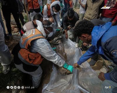 انتشال جثامين عدد من الشهداء من مقابر جماعية بمستشفى الشفاء لنقلهم للمقابر الرسمية بغزة 6.jpg