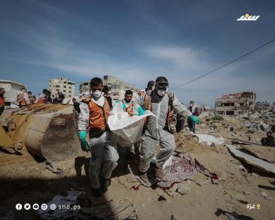 انتشال جثامين عدد من الشهداء من مقابر جماعية بمستشفى الشفاء لنقلهم للمقابر الرسمية بغزة 3.jpg