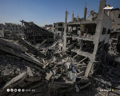 فلسطينيون يتفقدون منزلي عائلتي أبو عكر والصيفي في حي الشجاعية وسط مدينة غزة عقب غارة جوية إسرائيلية الليلة الماضية. 4.jpg