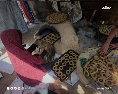 نازحات يحضّرن كعك العيد في مواصي خانيونس 6.jpg