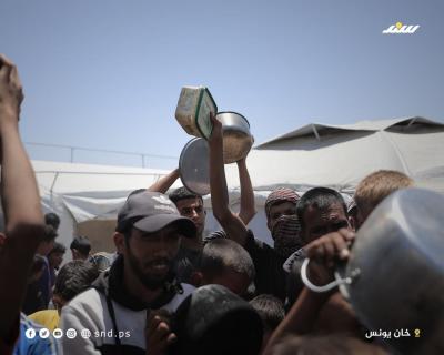 الأواني الفارغة تتزاحم أمام التكايا.. المجاعة تنهش غزة (2).jpg