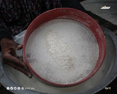 عائلات فلسطينية تستخدم الطحين الفاسد في إنتاج الخبز 4.jpg
