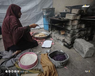 عائلات فلسطينية تستخدم الطحين الفاسد في إنتاج الخبز 2.jpg
