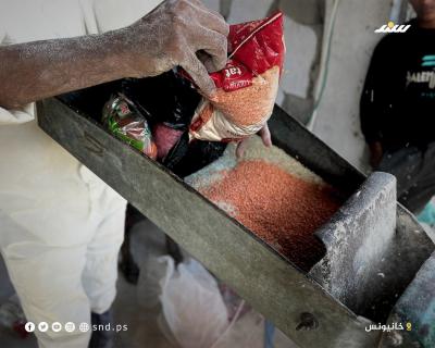 في ظل المجاعة والإبادة.. طحن الأرز والعدس بديل الطحين في قطاع غزة 2.jpg