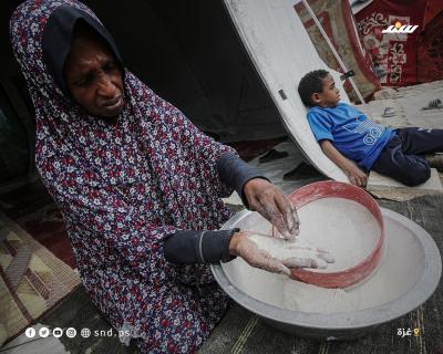 عائلات فلسطينية تستخدم الطحين الفاسد في إنتاج الخبز 3.jpg