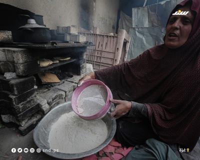 عائلات فلسطينية تستخدم الطحين الفاسد في إنتاج الخبز 1.jpg