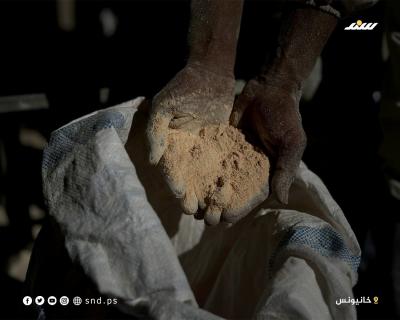 عائلات فلسطينية تستخدم الطحين الفاسد في إنتاج الخبز 6.jpg