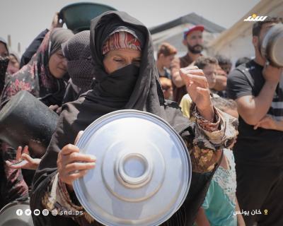 الأواني الفارغة تتزاحم أمام التكايا.. المجاعة تنهش غزة (4).jpg