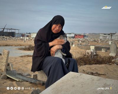 عائلات فلسطينية تزور قبور أقاربها في مقبرة في أول أيام عيد الأضحى،في خانيونس جنوب  قطاع غزة (2).jpeg