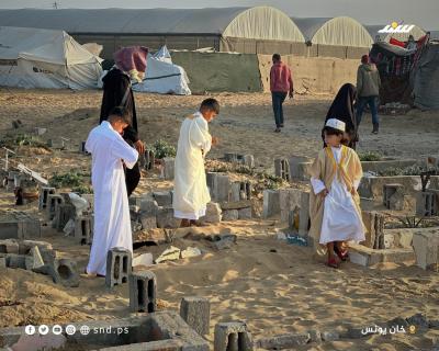عائلات فلسطينية تزور قبور أقاربها في مقبرة في أول أيام عيد الأضحى،في خانيونس جنوب  قطاع غزة (3).jpeg