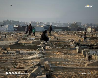 عائلات فلسطينية تزور قبور أقاربها في مقبرة في أول أيام عيد الأضحى،في خانيونس جنوب  قطاع غزة (4).jpeg