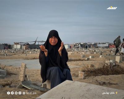 عائلات فلسطينية تزور قبور أقاربها في مقبرة في أول أيام عيد الأضحى،في خانيونس جنوب  قطاع غزة (5).jpeg