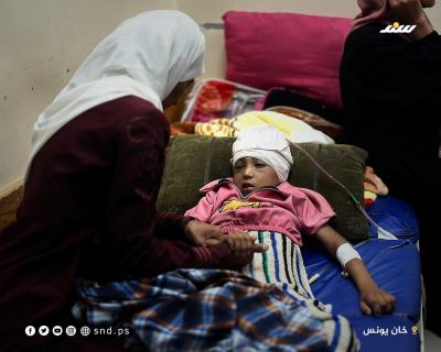 رصاصة إسرائيلية تشل طفولة ميس عبد العال بعد إصابتها داخل خيمتها2.jpg