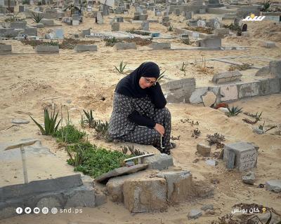 عائلات فلسطينية تزور قبور أقاربها في مقبرة في أول أيام عيد الأضحى،في خانيونس جنوب  قطاع غزة (7).jpeg