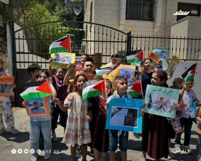 وقفة أمام مقر الصليب الأحمر بنابلس لأطفال أحد المخيمات الصيفية تضامناً مع أطفال غزة. (3).jpg