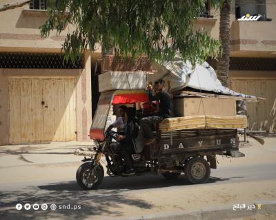 جانب من نزوح سكان عدة مناطق في دير البلح وسط القطاع بعد أوامر إخلاء  إسرائيلية جديدة (6).jpg