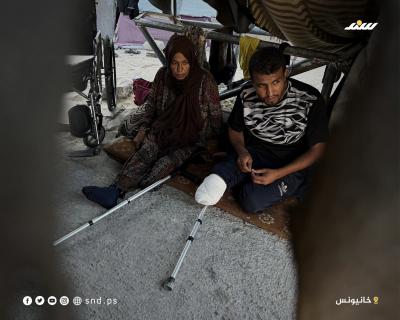 منصور رضوان ووالدته.. قدمان مبتورتان وجرحان غائران2.jpg