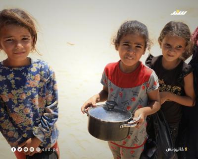 الجوع ينهش أطفال غزة.. طوابير لا تنتهي وأيادٍ صغيرة تمتدّ بحثًا عن الطعام10.jpg