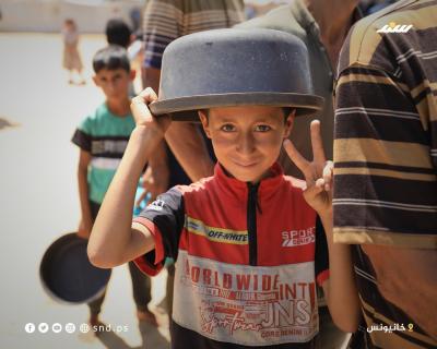 الجوع ينهش أطفال غزة.. طوابير لا تنتهي وأيادٍ صغيرة تمتدّ بحثًا عن الطعام5.jpg