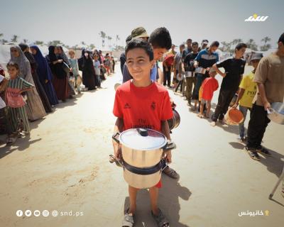 الجوع ينهش أطفال غزة.. طوابير لا تنتهي وأيادٍ صغيرة تمتدّ بحثًا عن الطعام7.jpg