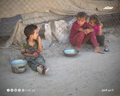 مواطنون يتجمعون للحصول على الطعام من تكية خيرية في دير البلح وسط قطاع غزة.4.jpg