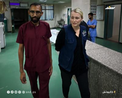 الممرضة الأمريكية أنليز تقدم الرعاية لمرضى العناية المركزة في مستشفى ناصر الطبي بخان يونس3.jpg
