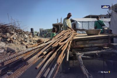 حديد من تحت الرماد.. غزيون يحوّلون أنقاض الحرب لمأوى في خانيونس3.jpg