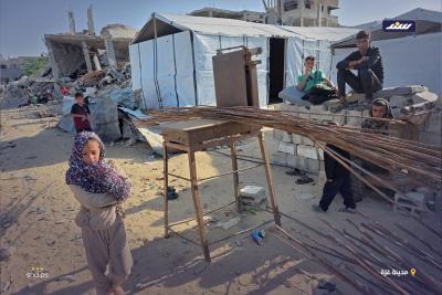 حديد من تحت الرماد.. غزيون يحوّلون أنقاض الحرب لمأوى في خانيونس2.jpg