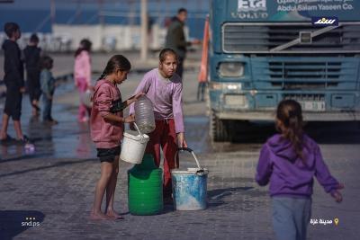يتجمع الفلسطينيون النازحون غرب مدينة غزة للحصول على مياه مجانية8.jpg
