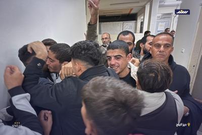 وصول عدد من الأسرى الفلسطينيين الذين أفرج عنهم جيش الاحتلال اليوم، إلى مستشفى شهداء الأقصى عبر سيارات تتبع للصليب الاحمر.2.jpg
