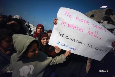 نازحون غزيون يحتجون لا نريد خيامًا تحت المطر (5).jpg