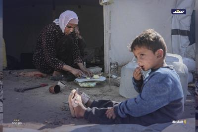 فلسطينيون في منطقة المغراقة وسط قطاع غزة  يعانون من أضرار لحقت بخيامهم بسبب الأمطار3.jpg
