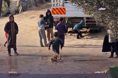نازحون قرب شاطئ مدينة خان يونس جنوب قطاع غزة يحاولون إصلاح خيامهم التي غمرتها مياه الأمطار2.jpg