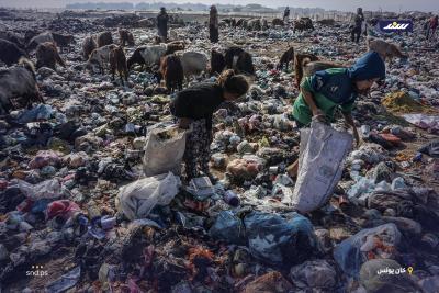 فلسطينيون نازحون في خان يونس يبحثون في النفايات عن مواد لإشعال النار بسبب نقص الغاز4.jpg