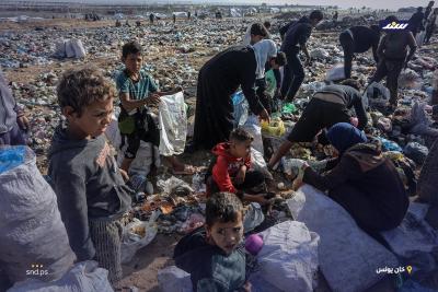 فلسطينيون نازحون في خان يونس يبحثون في النفايات عن مواد لإشعال النار بسبب نقص الغاز5.jpg