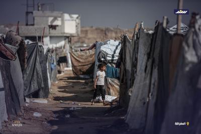 فلسطينيون في منطقة المغراقة وسط قطاع غزة  يعانون من أضرار لحقت بخيامهم بسبب الأمطار4.jpg