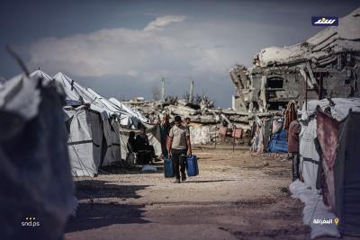 فلسطينيون في منطقة المغراقة وسط قطاع غزة  يعانون من أضرار لحقت بخيامهم بسبب الأمطار5.jpg