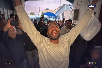 وصول عدد من الأسرى الفلسطينيين الذين أفرج عنهم جيش الاحتلال اليوم، إلى مستشفى شهداء الأقصى عبر سيارات تتبع للصليب الاحمر.4.jpg