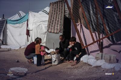 فلسطينيون في منطقة المغراقة وسط قطاع غزة  يعانون من أضرار لحقت بخيامهم بسبب الأمطار8.jpg