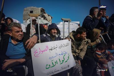 نازحون غزيون يحتجون لا نريد خيامًا تحت المطر (3).jpg